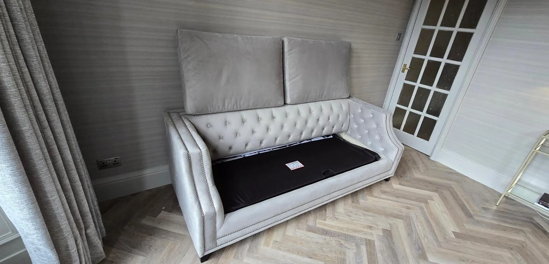 2 Bedroom Sofa Bed In Livingroom Castle View 1St Floor Sleeps 6 Edinburgh
