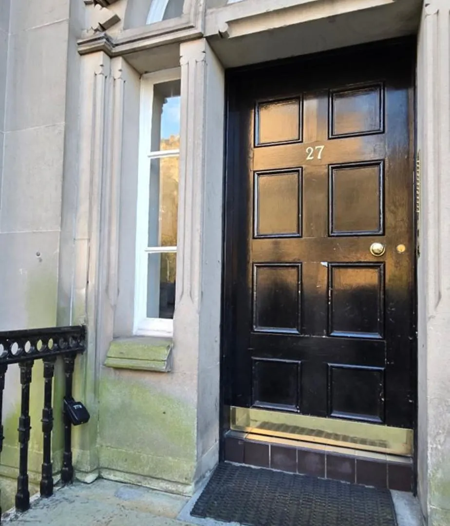 2 Bedroom Sofa Bed In Livingroom Castle View 1St Floor Sleeps 6 Edimburgo Apartamento