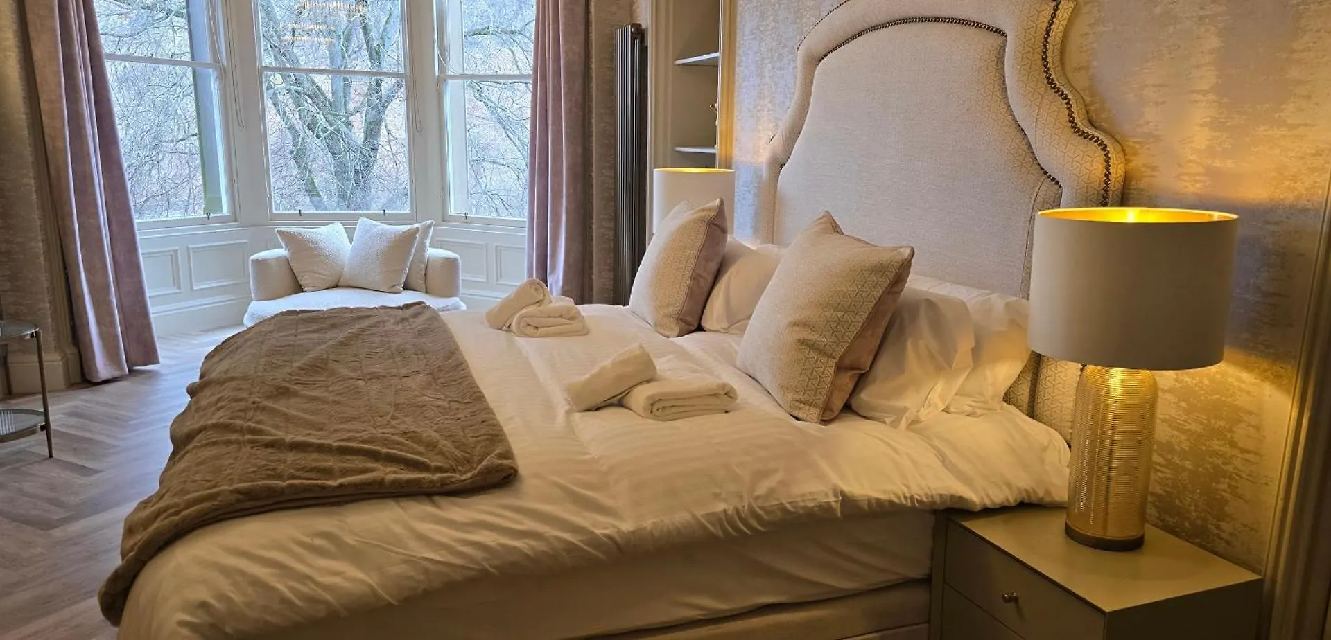 2 Bedroom Sofa Bed In Livingroom Castle View 1St Floor Sleeps 6 Edimburgo