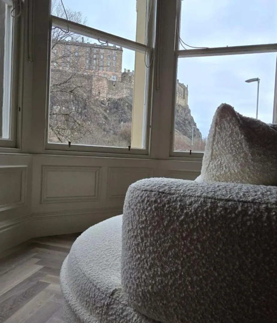 2 Bedroom Sofa Bed In Livingroom Castle View 1St Floor Sleeps 6 Edimburgo Apartamento