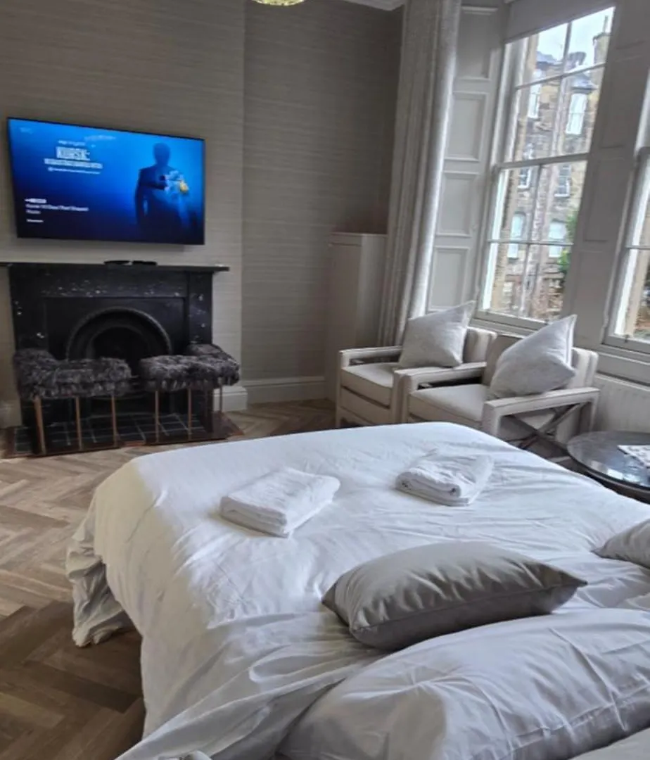 2 Bedroom Sofa Bed In Livingroom Castle View 1St Floor Sleeps 6 Edimburgo